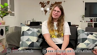 Aufgeregtes 18 j&auml;hriges Teen Girl Lina Honour das erste mal vor der Kamera&period;